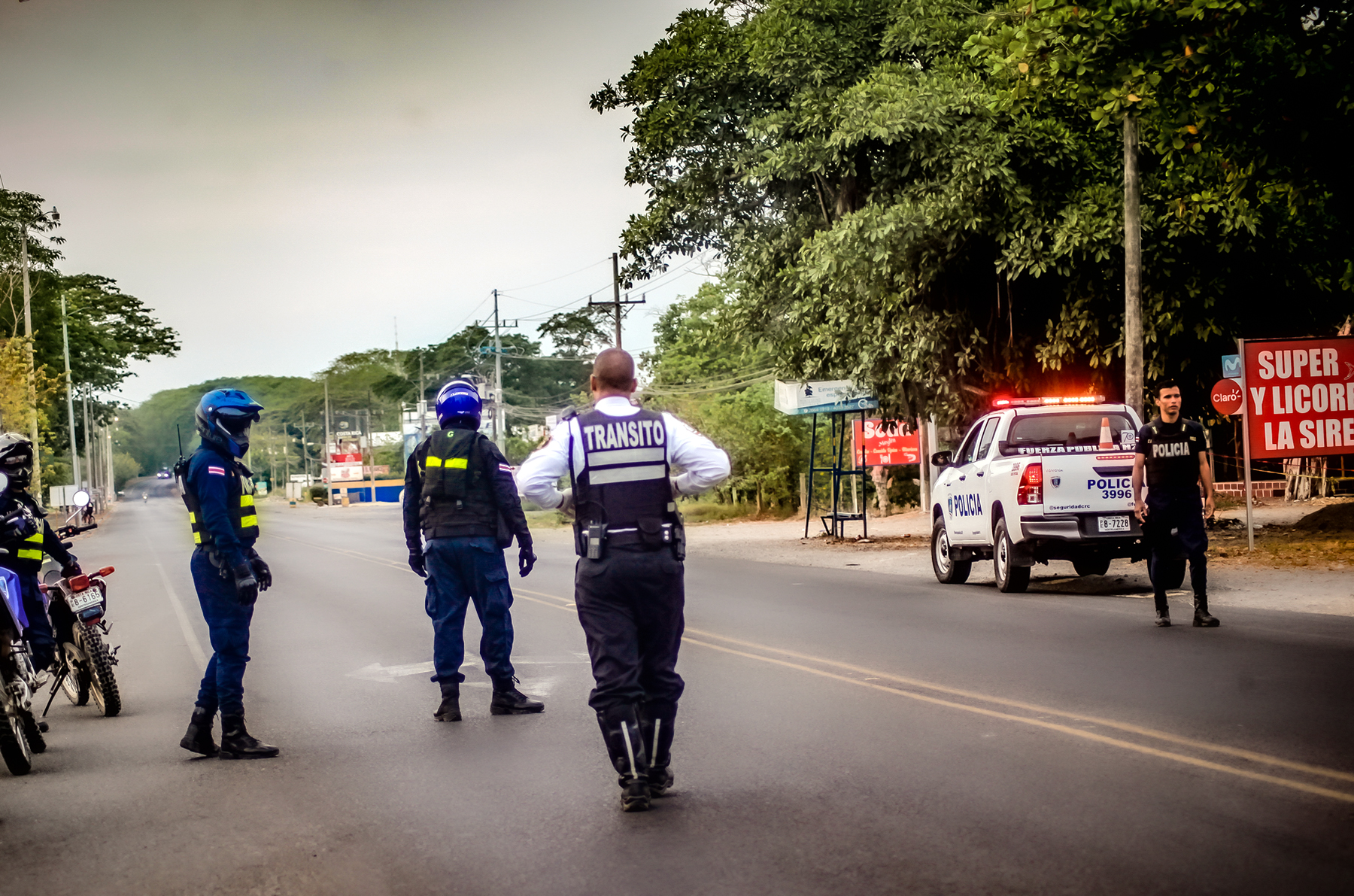 Image of Costa Rican police officers representing foreign drivers license validity issues